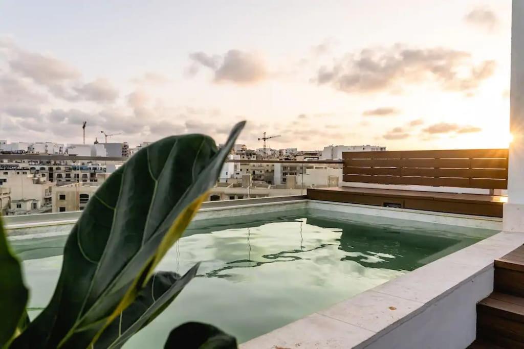음시다 Luxurious & Stylish Penthouse With Private Pool 아파트 외부 사진